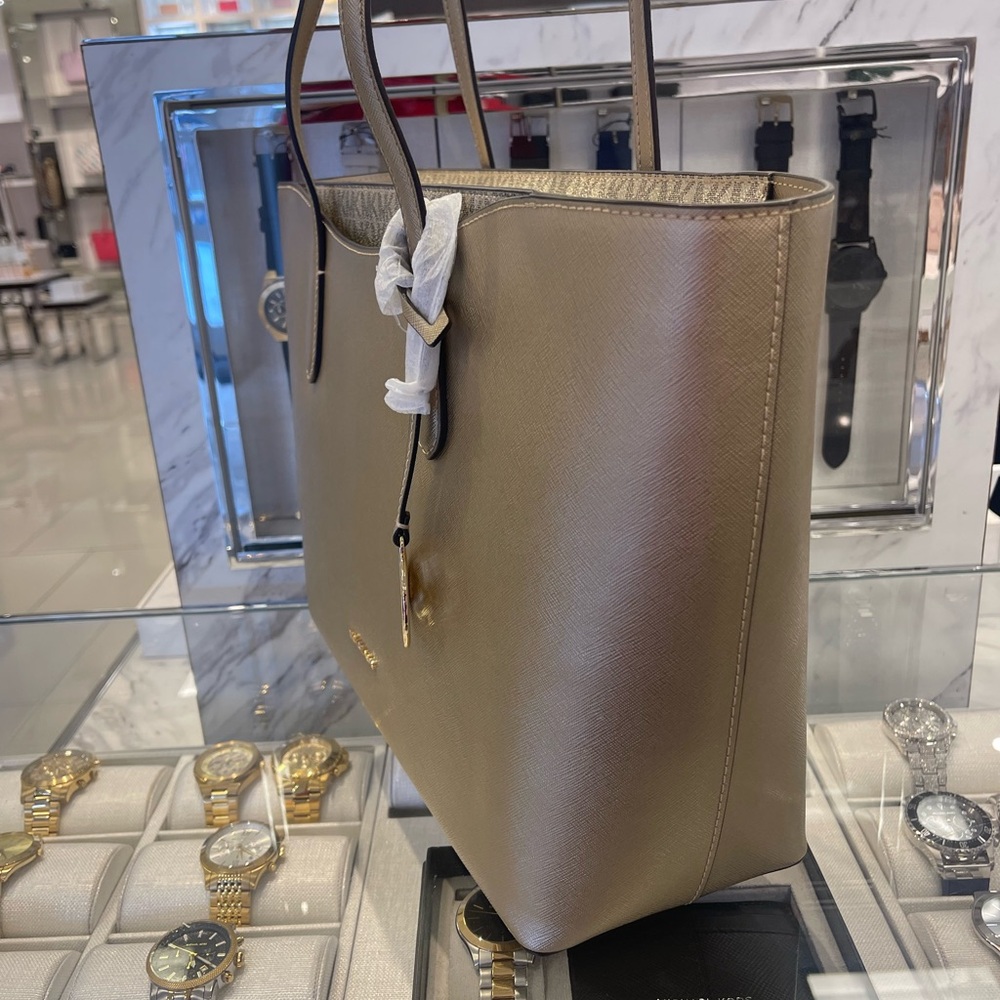 MICHAEL KORS Arden Large Metallic Top-Zip Shoulder Tote Bag
Pale Gold 
NWT - Picture 14 of 16